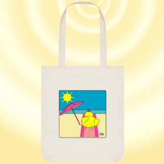 Tote bag blanc bio avec un poussin qui bronze sur la plage